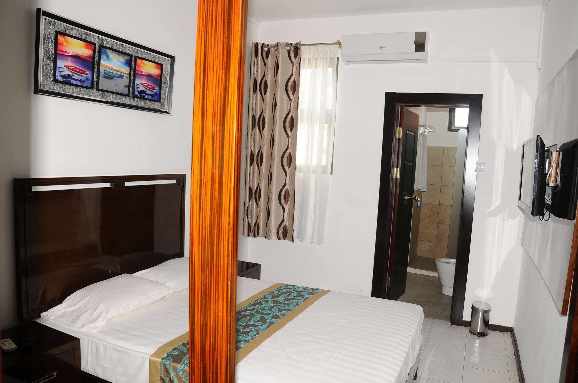 Le Flamboyant Hotel Port Mathurin Exterior photo