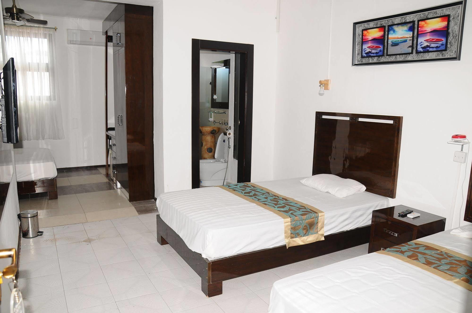 Le Flamboyant Hotel Port Mathurin Exterior photo